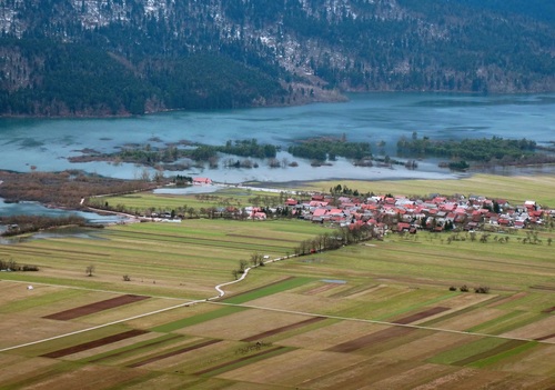 <p>
	 Do sedaj je bilo na seznam mednarodno pomembnih lokalitet vključenih več kot 1.600 mokrišč, med njimi tudi tri slovenska: Cerkniško jezero z okolico (na forografiji), Sečoveljske soline in Škocjanske jame.
</p>
<p>
	 Foto: Tine Šubic (Arhiv NRP)
</p>
