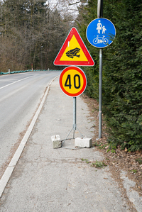<p>
	 Ob Večni poti in na kolesarski stezi, ki poteka po trasi nekdanje Pionirske železnice, so nameščeni tudi prometni znaki, ki voznike opozarjajo naj zmanjšajo hitrost vožnje na tem delu.
</p>
<p>
	 Foto: Luka Šparl
</p>