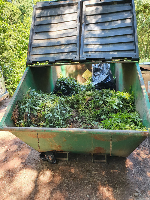 <p>
	Necvetoč rastlinski material je primeren tudi za kompostiranje.<br>
	<br>
	foto: Služba Krajinski park Tivoli, Rožnik in Šišenski hrib<br>
</p>