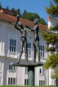 <p>
	 Spomenik pionirjem - bronasta skulptura predstavlja dečka in deklico z golobom v roki. Postavljena je bila ob dvajseti obletnici Pionirske organizacije.
</p>
<p>
	 Foto: Luka Šparl
</p>