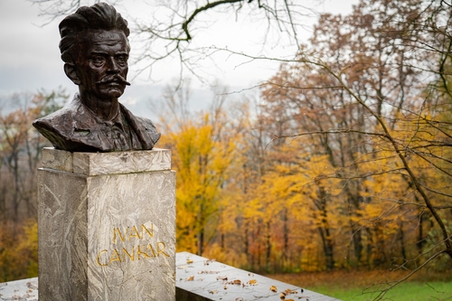 <p>
	 Bronast kip Ivana Cankarja, postavljen ob 30-letnici pisateljeve smrti.
</p>
<p>
	 Foto: Luka Šparl
</p>